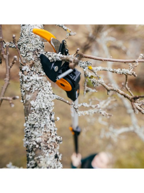 Fiskars PowerGearX™ UPX86 teleszkópos magassági ágvágó, bypass - 25 év garanciával (1023624)