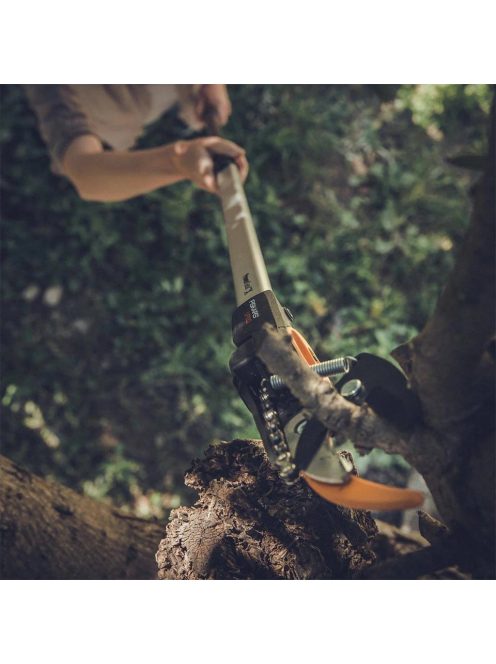 Fiskars PowerGearX™ magassági ágvágó UPX82 - 25 év garanciával + AJÁNDÉK METSZŐOLLÓ