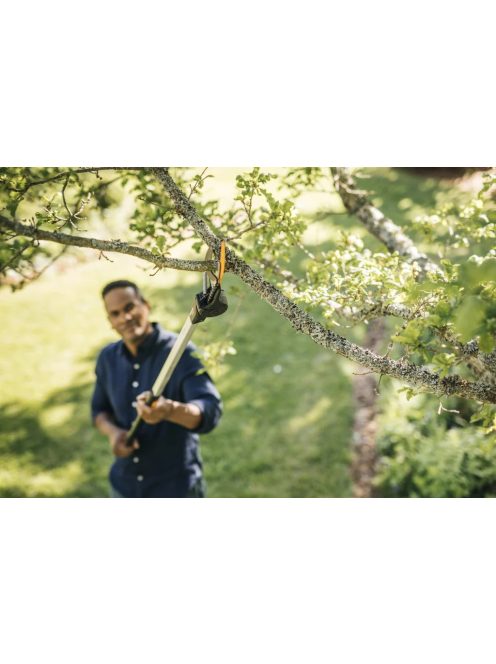 Fiskars PowerGearX™ magassági ágvágó UPX82 - 25 év garanciával (1023625)