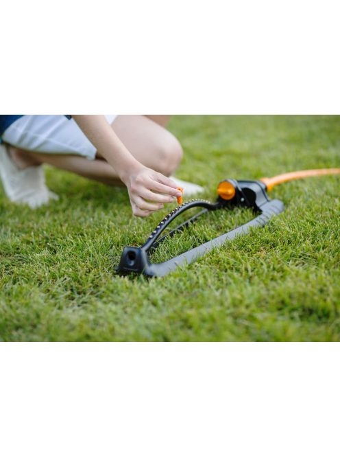 Fiskars Oszcilláló esőztető, fém talp (1023660)