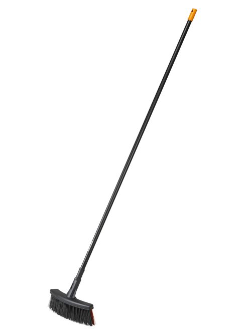 Fiskars Solid™ univerzális kültéri seprű (M) (1025921)