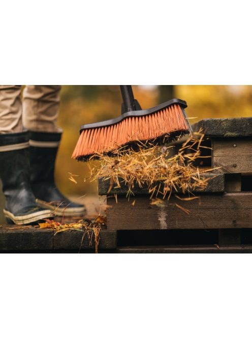 Fiskars Solid™ univerzális kültéri seprű (M) (1025921)