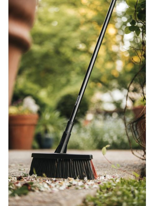 Fiskars Solid™ univerzális kültéri seprű (M) (1025921)