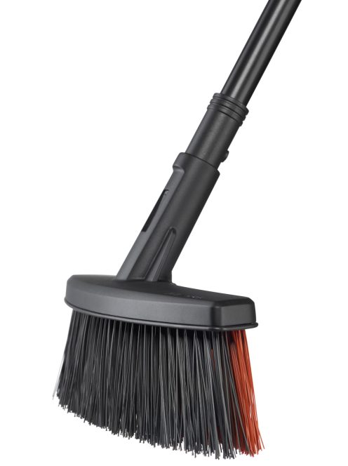 Fiskars Solid™ univerzális kültéri seprű (M) (1025921)