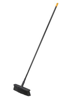 Fiskars Solid™ univerzális kültéri seprű (L) (1025926)