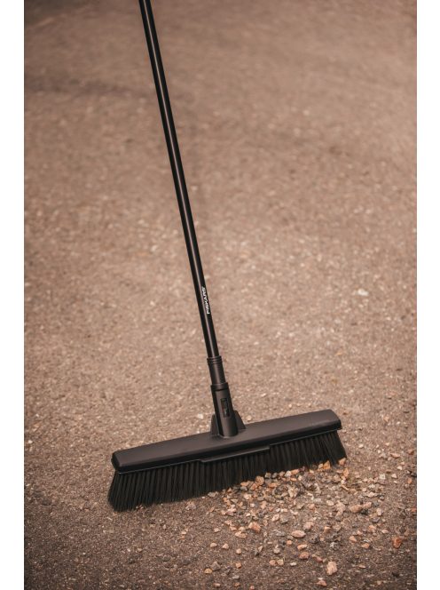 Fiskars Solid™ univerzális kültéri seprű (L) (1025926)
