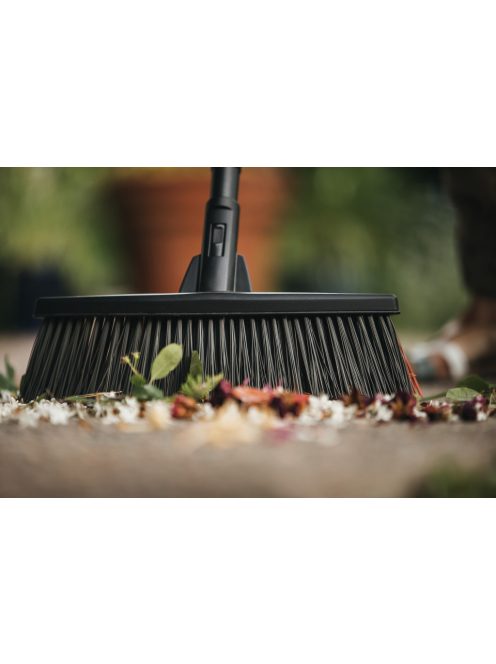 Fiskars Solid™ univerzális kültéri seprű fej (M) (1025930)