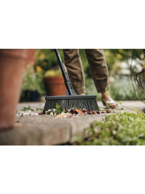 Fiskars Solid™ univerzális kültéri seprű fej (M) (1025930)
