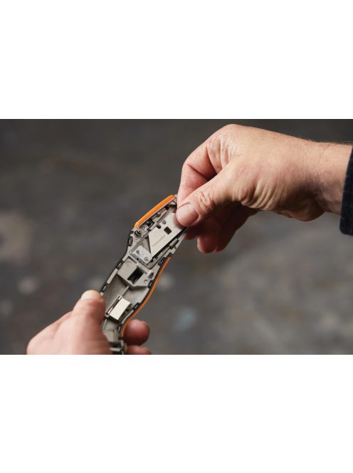 Fiskars CarbonMax™ állítható tapétavágó kés (1027223)