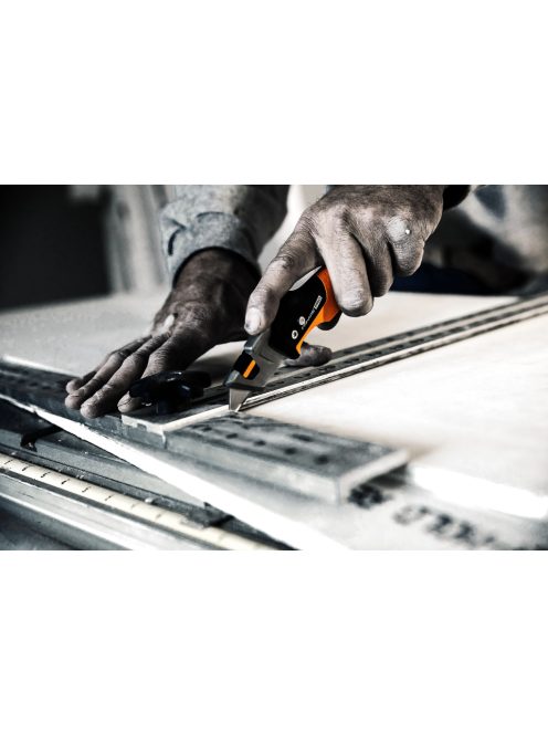 Fiskars CarbonMax™ összecsukható pengekés (1027224)