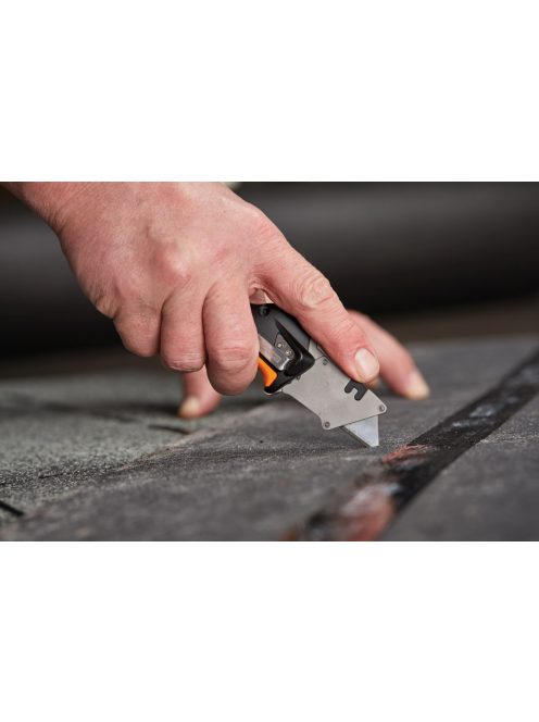 Fiskars CarbonMax™ összecsukható pengekés (1027224)
