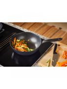 Fiskars Functional Form™ Wok serpenyő, 28 cm, rozsdamentes acél (1027705)