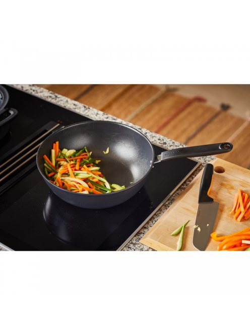 Fiskars Functional Form™ Wok serpenyő, 28 cm, rozsdamentes acél (1027705)