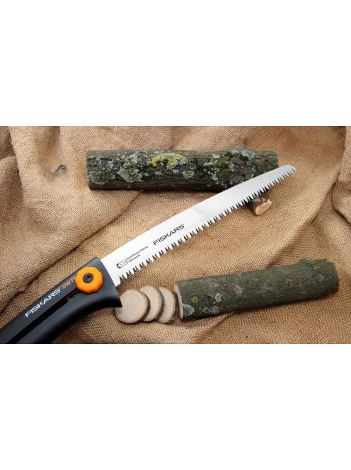 Fiskars Solid™ behúzható pengés kerti fűrész SW16