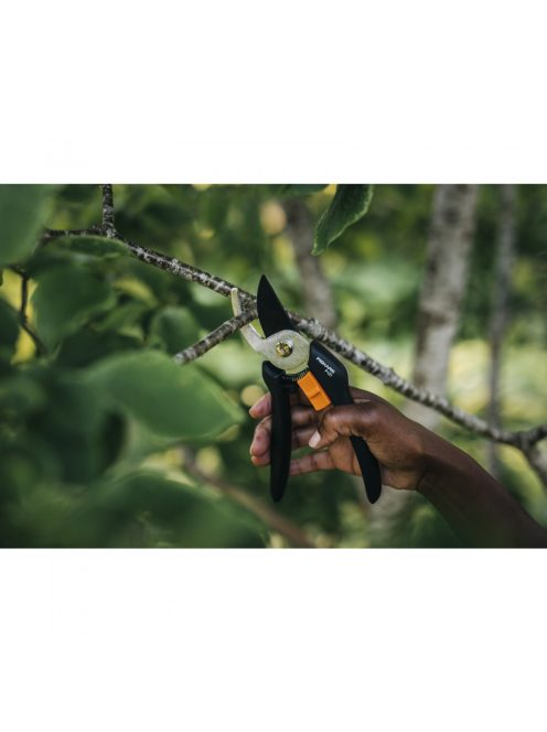 Fiskars Solid™ P121 metszőolló, bypass (1057160)