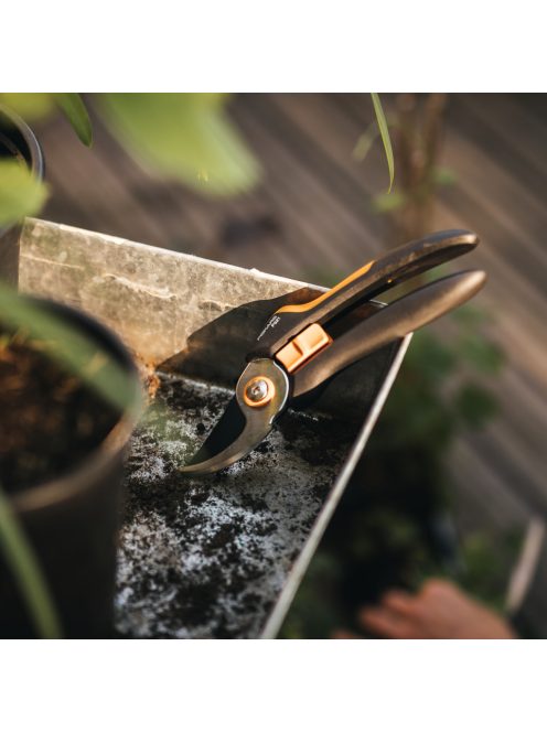 Fiskars Solid™ P321 metszőolló, bypass, M (1057162)