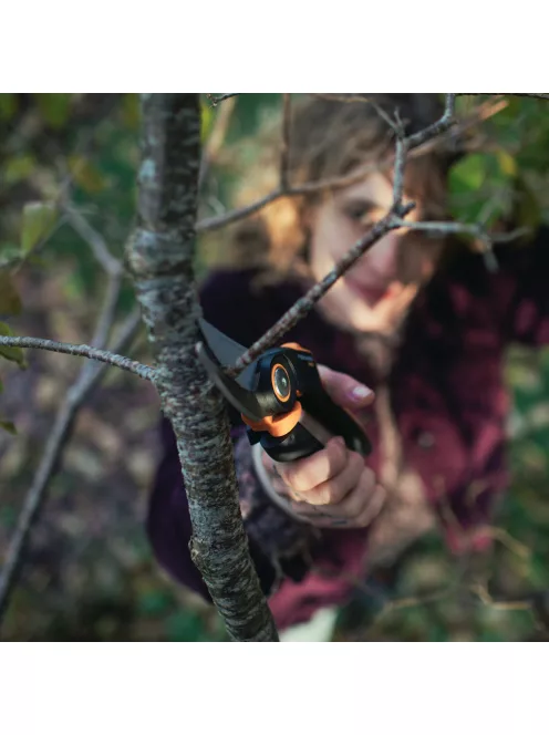 Fiskars X-Series™ P961 forgónyelű metszőolló, bypass, L  - 25 év garanciával (1057175)