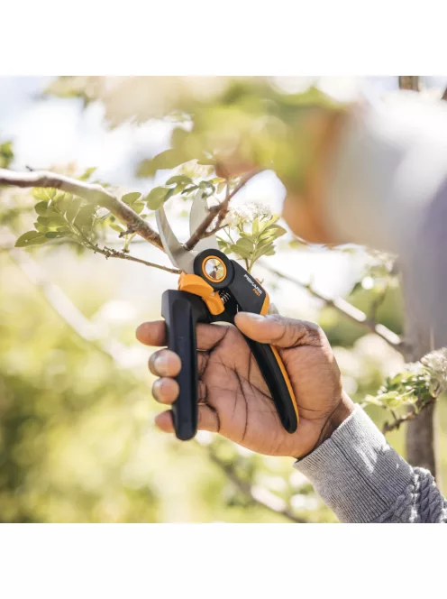 Fiskars X-Series™ P961 forgónyelű metszőolló, bypass, L  - 25 év garanciával (1057175)