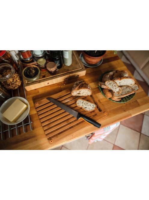 Fiskars Functional Form Bambusz vágódeszka és kenyérvágó kés készlet (1057551)