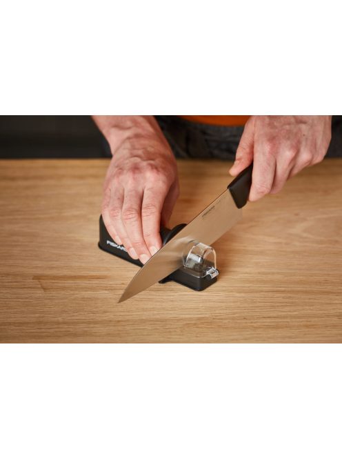 Fiskars Essential Roll-Sharp™ késélező