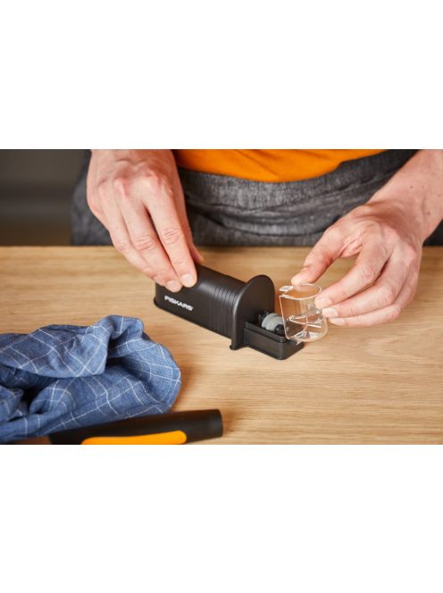 Fiskars Essential Roll-Sharp™ késélező