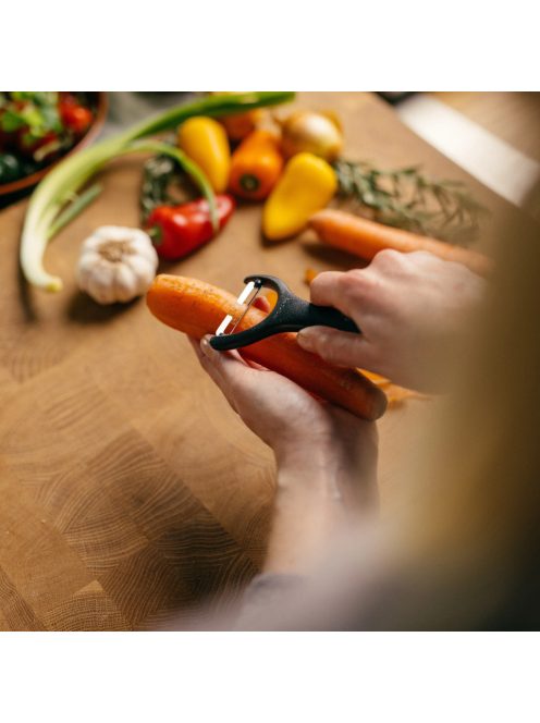 Fiskars Essential Zöldséghámozó