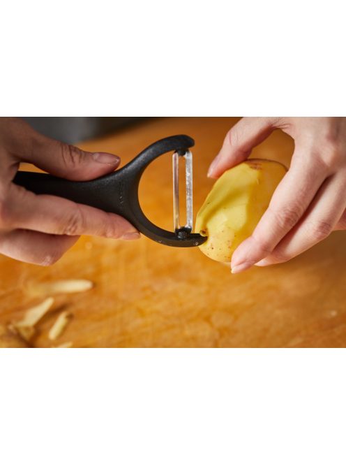 Fiskars Essential Zöldséghámozó