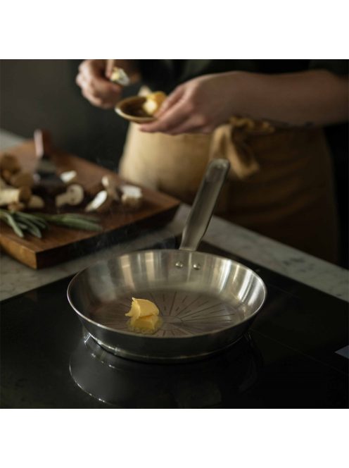 Fiskars All Steel Pure serpenyő, 24 cm, rozsdamentes acél - 25 év garanciával