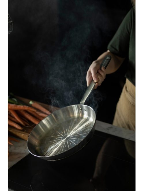 Fiskars All Steel pure Serpenyő, 28 cm - 25 év garanciával