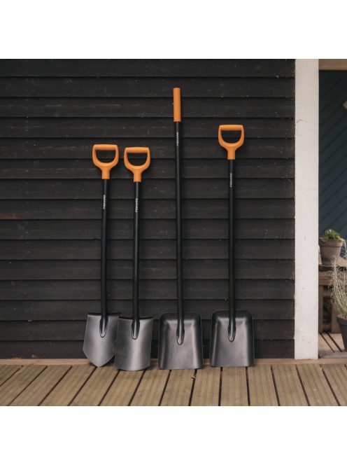 Fiskars Solid™ Fém lapát, nem "D" markolatú, hagyományos nyéllel (1066720)