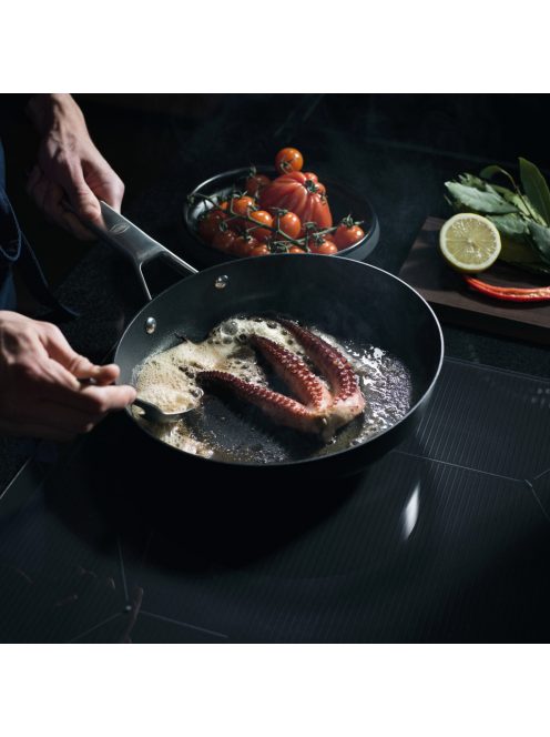 Fiskars Taiten alumínium serpenyő, 26 cm, kerámiabevonatos - 25 év garanciával