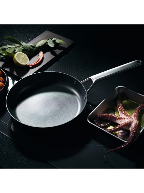Fiskars Taiten alumínium serpenyő, 26 cm, kerámiabevonatos - 25 év garanciával