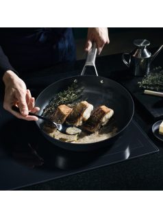 Fiskars Taiten serpenyő, 28 cm - 25 év garanciával