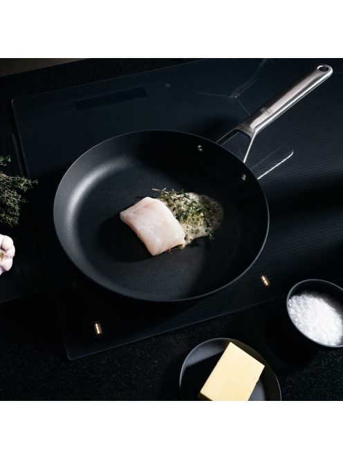 Fiskars Taiten serpenyő, 28 cm - 25 év garanciával