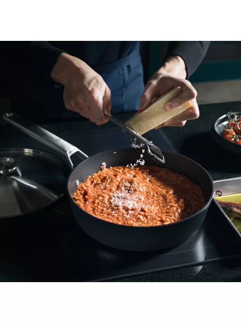 Fiskars Taiten Sauté serpenyő, 26 cm - 25 év garanciával