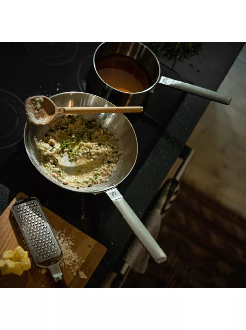 Fiskars Norden prémium acél wok serpenyő, 28 cm - 25 év garanciával (1067630)