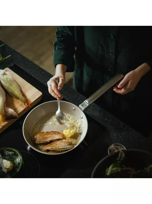 Fiskars Norden prémium acél serpenyő, 26 cm, kerámiabevonatos - 25 év garanciával