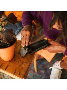   Fiskars Plant Care kétoldalú ültető és miniseprű szett (1071302)