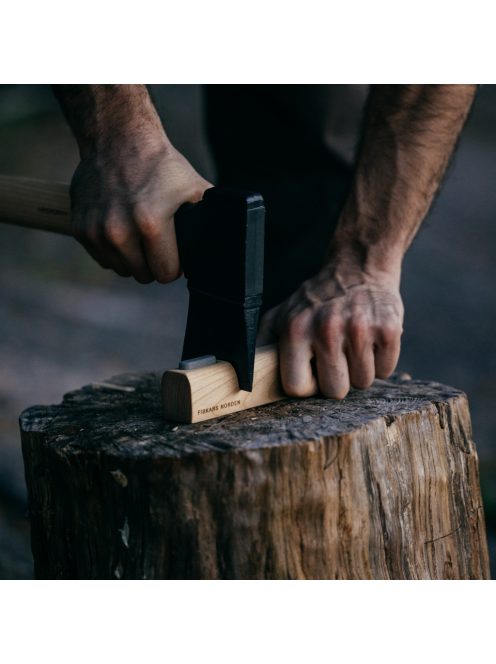 Fiskars Norden kerámia fejsze- és késélező, beépített élcsiszoló kővel (1071898)