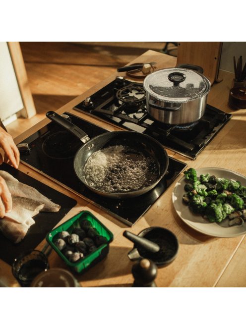 Fiskars Functional Form™ serpenyő, 26 cm, kerámia bevonattal