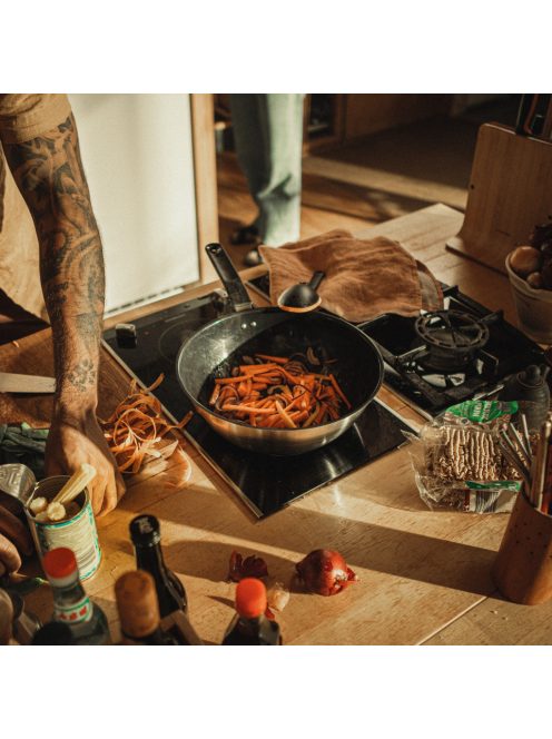 Fiskars Functional Form™ wok serpenyő, 28 cm, kerámia bevonattal