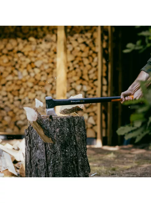 Fiskars X32 hasítófejsze L - 25 év garanciával +  SW68 összecsukható fűrész (1075435)