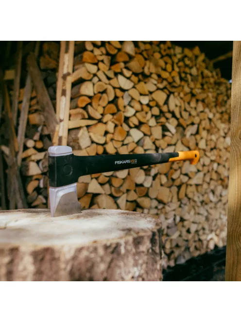 Fiskars X32 hasítófejsze L - 25 év garanciával +  SW68 összecsukható fűrész (1075435)