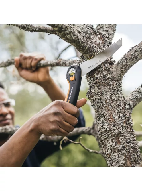 Fiskars X32 hasítófejsze L - 25 év garanciával +  SW68 összecsukható fűrész (1075435)