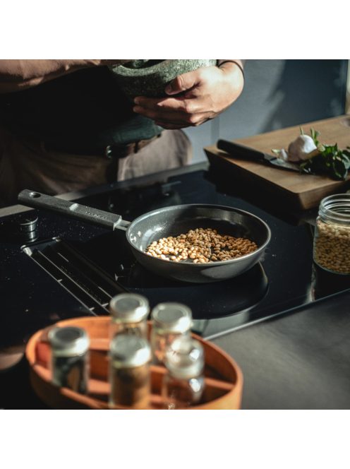 Fiskars Hard Face alumínium serpenyő, 20 cm, kerámiabevonatos