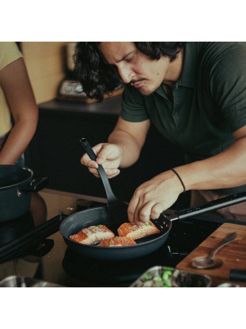 Fiskars Hard Face alumínium serpenyő, 26 cm, kerámiabevonatos