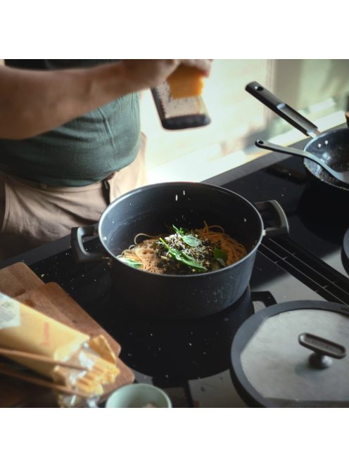 Fiskars Hard Face alumínium lábas, 5 L, kerámiabevonatos