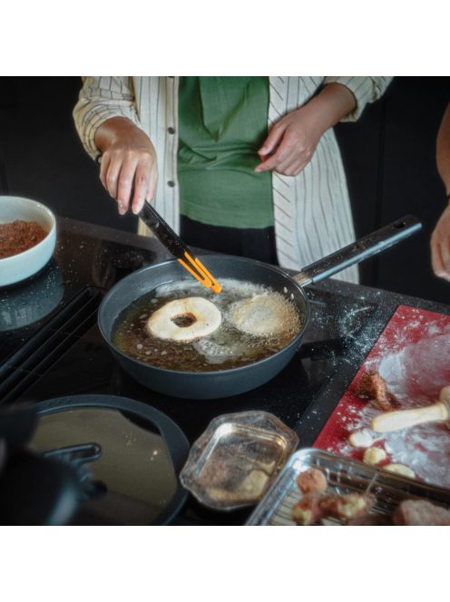 Fiskars Hard Face alumínium serpenyő, 28 cm, kerámiabevonatos