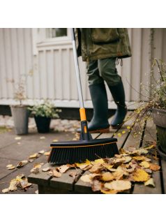 Fiskars Ergonomic™ seprű