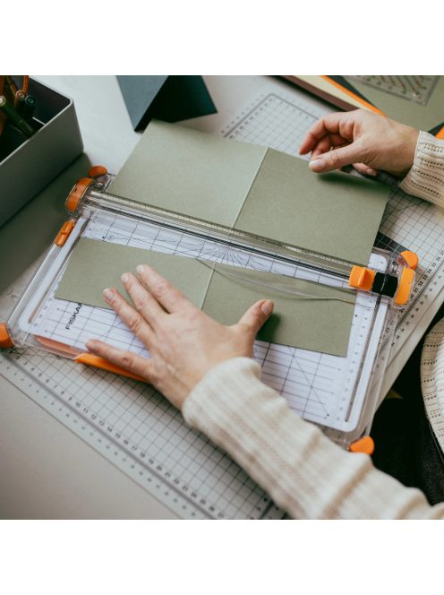 Fiskars SureCut™ vágóasztal A4, papírhoz, széles talppal